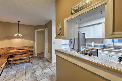 Year-Round Getaway Less Than 1 Mi to Skiing and Waterpark! in McGaheysville, USA