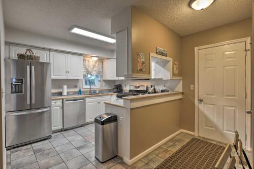 Year-Round Getaway Less Than 1 Mi to Skiing and Waterpark! in McGaheysville, USA