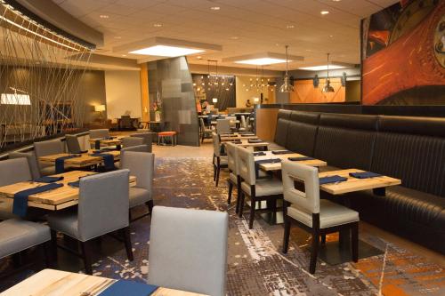 DoubleTree by Hilton Dayton Fairborn - 레스토랑