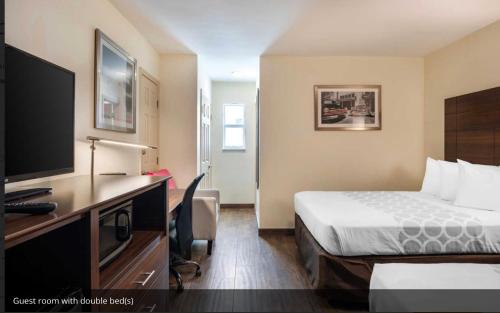 Double Room with Two Double Beds - Non-Smoking image 10