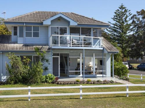 AMETHYST Gerringong 4pm Check Out Sundays