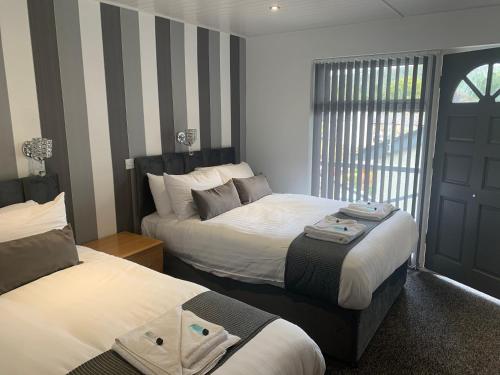 1 double bed, 1 twin bed
