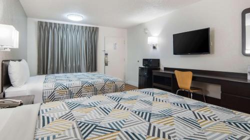 Motel 6-Addison, TX - Dallas The 2-star Motel 6 Dallas - Addison offers comfort and convenience whether youre on business or holiday in Addison (TX). Both business travelers and tourists can enjoy the hotels facilities and serv