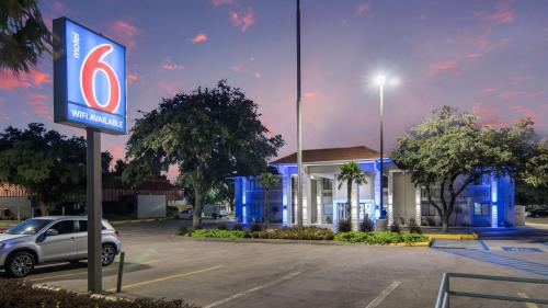 Motel 6-Addison, TX - Dallas