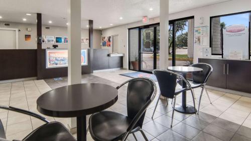 Lobby, Motel 6 Addison, TX - Dallas in Addison Airport