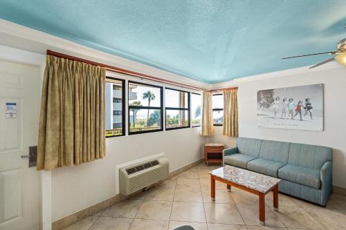 Plaza Beach Hotel - Beachfront Resort in St Pete Beach, USA