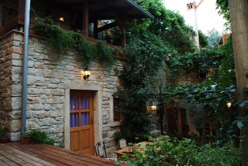 Restorāns, Kamene Price rooms, music and food in Bale