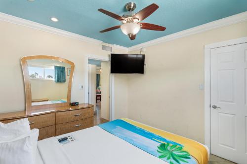 2 queen beds, 1 sofa bed