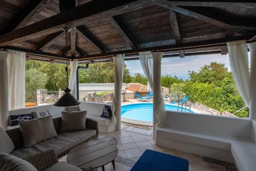 Villa Nana with a swimming pool - Accommodation - Dobrinj
