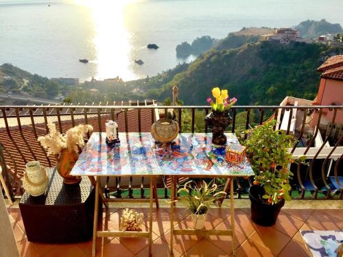 2 bedrooms apartement with sea view and enclosed garden at Taormina 2 km away from the beach