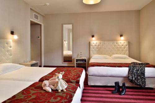 1 double bed, 2 twin beds