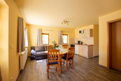 廚房, 菲福切爾膳食公寓 (Pension Ferienhof Fischer) in 弗萊貝爾格