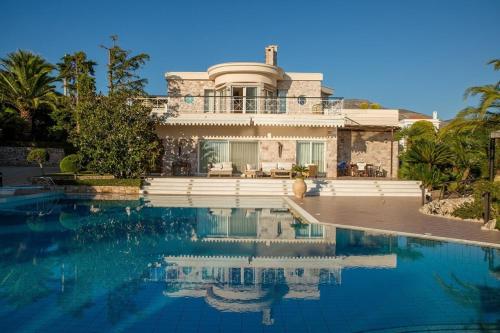 . Beautiful pool Villa Sparta in Lagonissi, Athens
