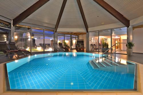 สระว่ายน้ำ, Landhotel Schnuck in ชเนเฟอร์ดินเกน