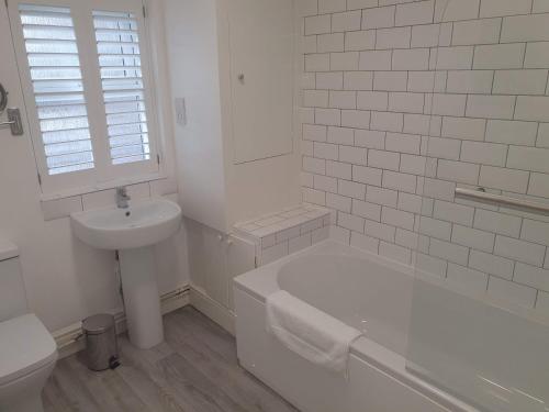 حمام, Victoria House - 3 Bedrooms, 3 Bathrooms by Cliftonvalley Apartments in ويندميل هيل