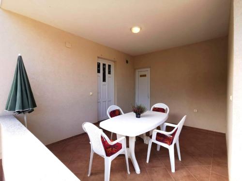 ระเบียง/ชานเรือน, Apartment Dundo in quiet green area in เมดูลิน