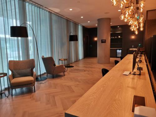 Canary Wharf by Charles Hope - image 8