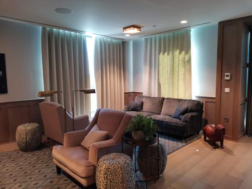 Canary Wharf by Charles Hope - image 9