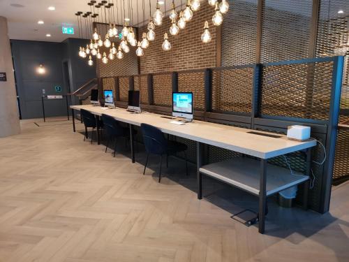 Canary Wharf by Charles Hope - image 10