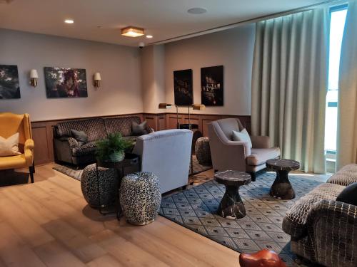 Canary Wharf by Charles Hope - image 11