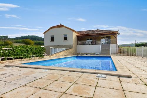 Villa de 4 chambres a Prayssac avec magnifique vue sur la montagne piscine privee jardin amenage gîte à louer La Masse
