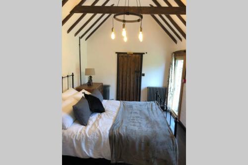 Luxury 2 Bed Cottage in the Orchard of a 17th Century Manor House