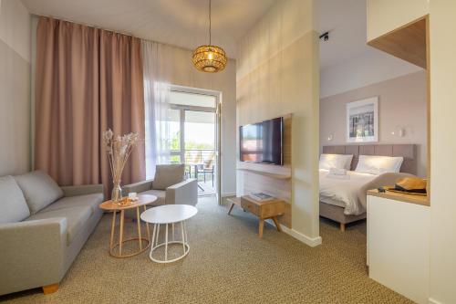 1 queen bed, 1 sofa bed