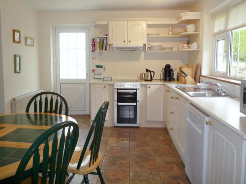 Kitchen, Stone Cottage Kenmare by Trident Holiday Homes in Pairc Na Gloine