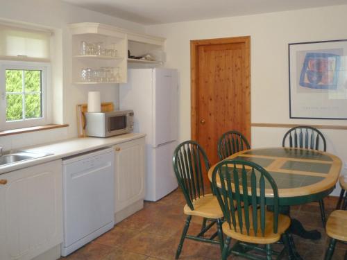 Kitchen, Stone Cottage Kenmare by Trident Holiday Homes in Pairc Na Gloine