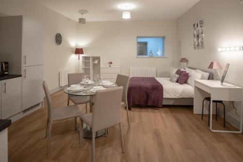 Apartment 2 Isabella House Aparthotel By RentMyHouse - image 2
