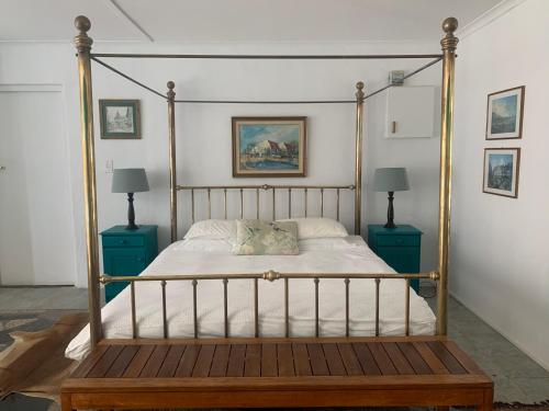 1 king bed, 1 sofa bed