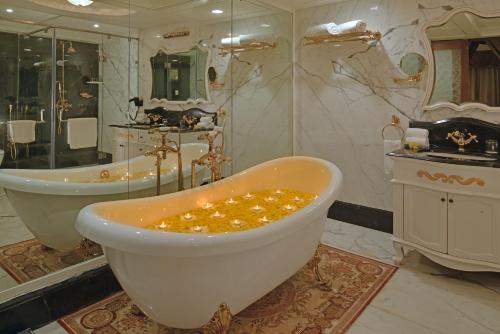 ห้องน้ำ, อินดาน่าพาเลสจอดปูร์ (Indana Palace Jodhpur) in ชลามันท์