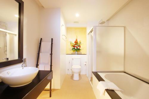 Palmyra Patong Resort Room Type - GRAND, DELUXE, DOUBLE BED, POOL VIEW