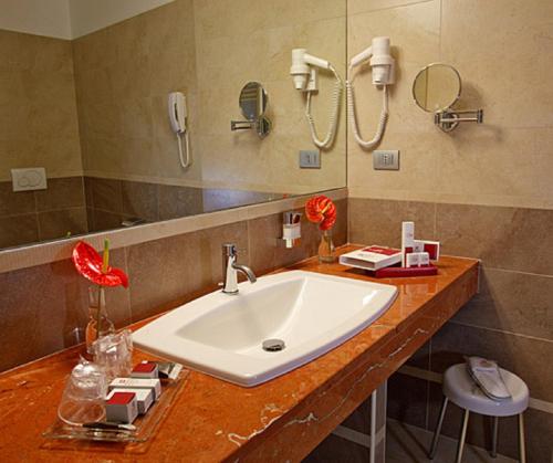 Breaking Business Hotel Located in Mosciano Sant Angelo, Breaking Business Hotel is a perfect starting point from which to explore Mosciano SantAngelo. The property offers a wide range of amenities and perks to ensure you 