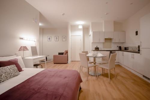 Apartment 2 Isabella House Aparthotel By RentMyHouse - image 10
