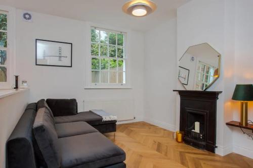Chic and Modern 2 Bedroom Flat in Battersea