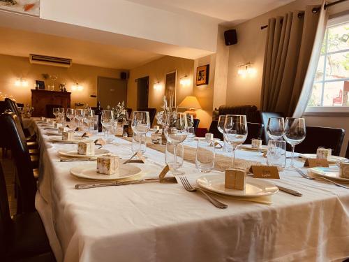 Logis Hôtels La Bastide des Golfs - 레스토랑