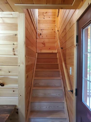 The Frontier - An Amish Built Deluxe Cabin in Genoa, USA