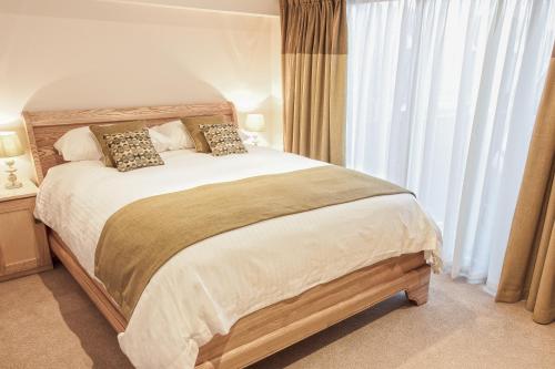 Gwesty'r Emlyn Hotel - image 9