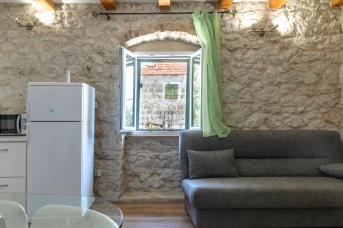 Stone house Dario with Finnish sauna and an outdoor hot tub
