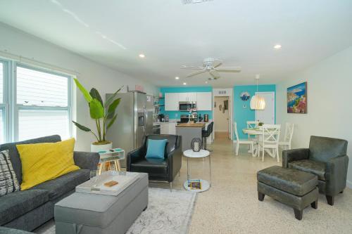Casita Zoe-All-NEW Modern Less than 3 miles to the Beach! - image 2