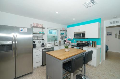 Casita Zoe-All-NEW Modern Less than 3 miles to the Beach! - image 14