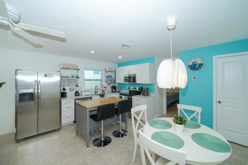 Casita Zoe-All-NEW Modern Less than 3 miles to the Beach! - image 11
