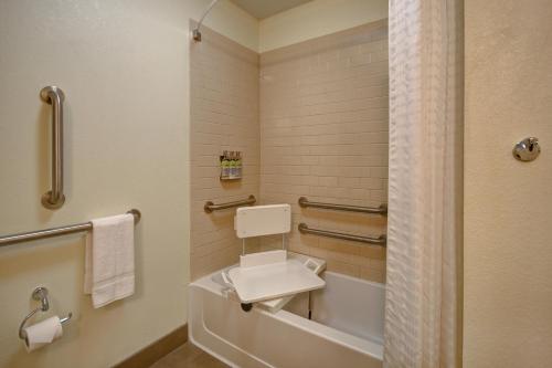 Studio Suite with Two Queen Beds and Communications Accessible Tub