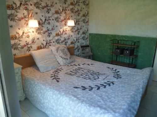 Quaint Holiday Home in Écuras with Garden gîte à louer La Grelière