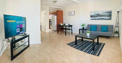 Hollywood Beach Apartments - Walk to the Beach thumb 4