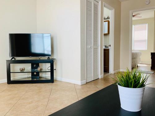 Hollywood Beach Apartments - Walk to the Beach in Hollywood, USA