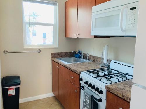Hollywood Beach Apartments - Walk to the Beach in Hollywood, USA