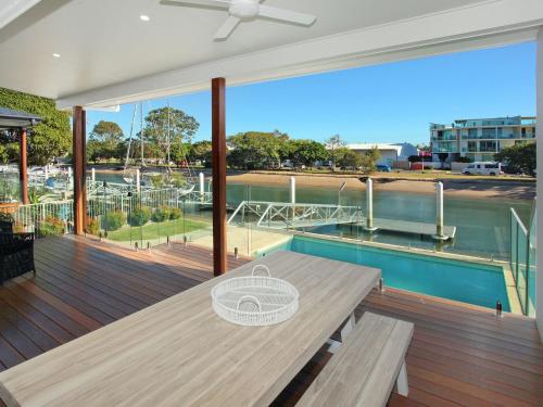 Culbara 23b - Modern Five Bedroom Townhouse on Canal with Plunge Pool, Pontoon, and Aircon!