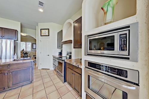 Sacred Vista - Opulent Hill Country Home with Pool home - image 9